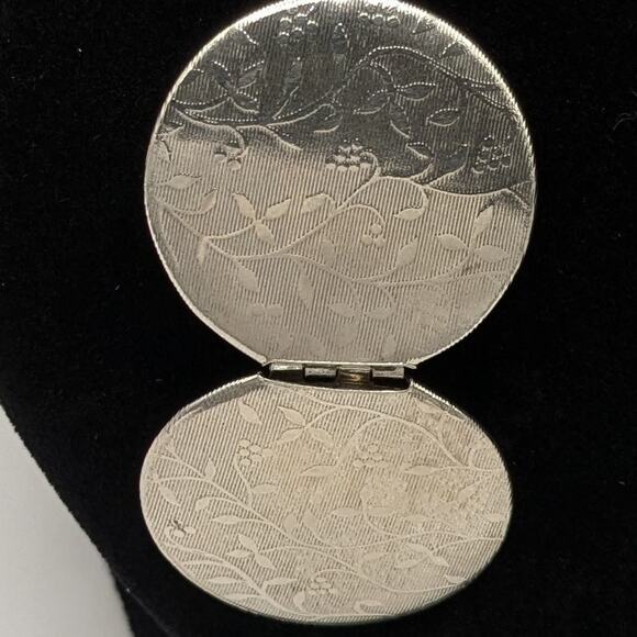 Vintage Silver Tone Round Photo Locket Vertical Hinge Necklace Vine Design - Picture 5 of 6